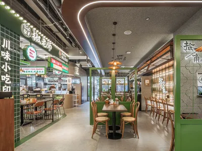 現代亞洲餐廳內部，多張餐桌椅，牆面與地板綠色點綴，營造活力四射的溫馨氛圍
