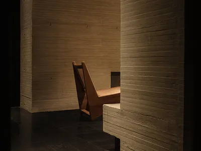 燈光柔和的餐廳，配有木椅與餐桌，營造溫馨氛圍