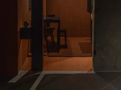 燈光柔和的餐廳，設有餐桌椅、磁磚裝飾牆面，營造溫馨氛圍