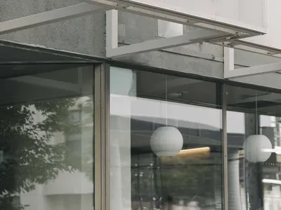 現代壽司餐廳外觀，白色立面搭配玻璃前立面，讓自然光線灑入