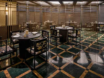 典雅用餐空間，華麗裝飾、多張餐桌椅及大型吊燈