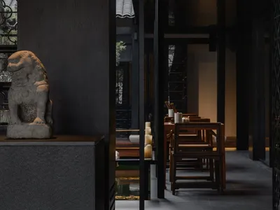 黑白配色的高雅餐廳空間，牆面藝術品與現代美學
