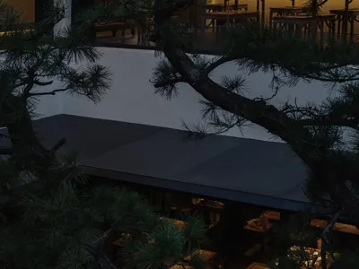 溫馨亞洲餐廳內部，木質牆面板、桌椅與暖光照明