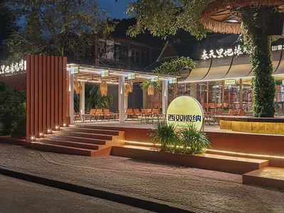 溫馨亞洲餐廳餐區，配有盆栽、椅子與暖光照明