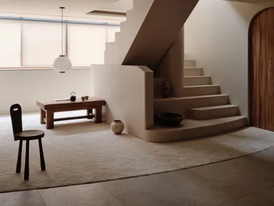 現代客廳空間配樓梯、兩把椅子、花瓶與碗盤，設計精巧的室內環境