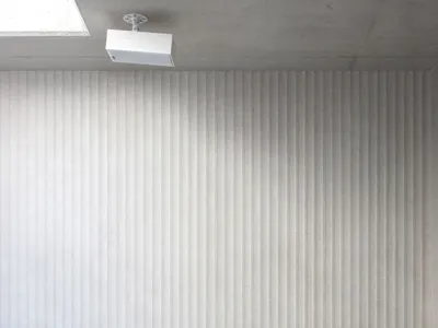 乾淨整潔的衛浴，配有白色浴缸與條紋牆面