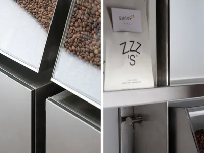 商用廚房配不鏽鋼檯面，展示咖啡豆與咖啡，可能位於衣索比亞餐廳