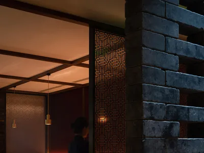 溫馨亞洲餐廳餐廳區，帶有磚牆、大型餐桌與多把椅子，營造溫暖親切的氛圍