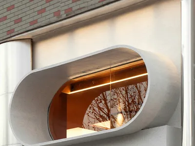 現代辦公空間內部景觀，配有金屬螺旋樓梯、混凝土牆面，展現實用與高效的氛圍