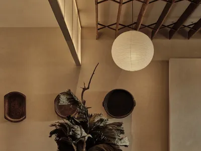 溫暖舒適的餐廳，配有大型餐桌環繞座椅、小型餐桌，以及葉子花瓶作為桌飾，融入木質元素，營造溫馨氛圍