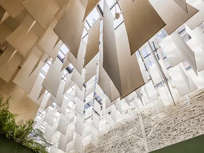 建築物內白色牆面與綠色調樓梯間的經典石階樓梯，散發歷史感和寧靜氛圍