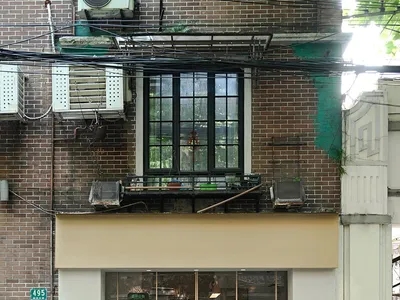 磚牆外觀的活潑室內空間，自然光線充足，人們坐著站著