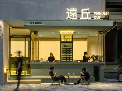舒適亞洲餐廳擁有綠牆、戶外座位區，顧客享用美食