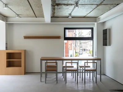 木桌環繞金屬椅的餐廳，附書櫃與舒適氛圍