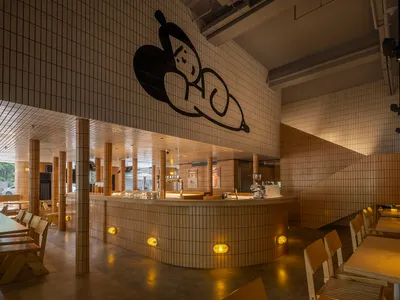 餐廳內部設有吧台與樓梯，牆面飾以獨特的黑白壁畫，並配有舒適的座椅區