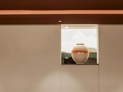 空蕩蕩的餐廳卡座，配有木桌、兩把黑色椅子和花瓶，營造寧靜而溫馨的氛圍