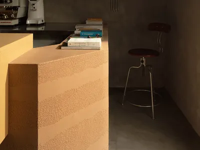 工業風廚房配有流理台、椅子與餐桌，展現實用且注重效率的功能性工作空間