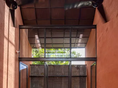 溫馨客廳空間，配有木質餐桌、長椅，以及帶料理台與水槽的廚房區