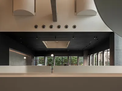 現代大廳與餐廳空間，擁有寬敞開放區域、多扇窗戶、圓頂天花板與混凝土牆面