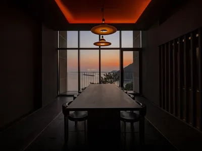 溫馨餐廳空間，配有木桌椅、沙發與暖橘色牆面