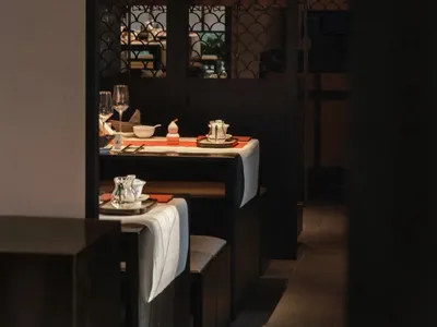 餐廳區域設有餐桌與舒適座椅，為賓客營造優雅而溫馨的氛圍