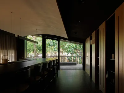 溫馨黑白主題餐廳，現代座椅設計，大片窗戶帶來自然光線