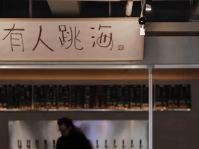 休閒餐廳內部，設有吧台區、餐桌與舒適的顧客座位
