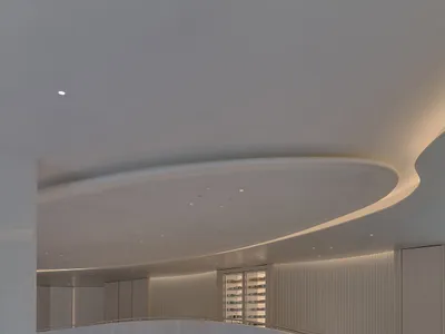 優雅的餐廳內部，配有白色椅凳與桌台，現代設計、乾淨線條與溫暖燈光