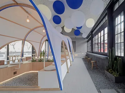 開放式餐廳內部，多張餐桌椅、盆栽植物，及天花板懸吊圓球