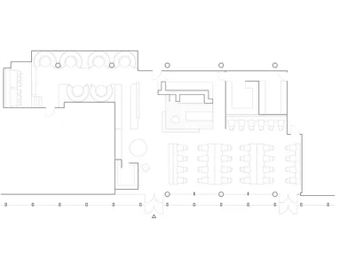 現代餐廳內部，設有多張餐桌、椅與酒吧，具備實用且寬敞的設計