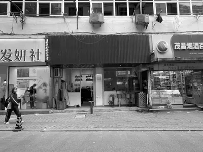 帶黑色遮陽篷、椅子與餐桌的親切店面，營造舒適的購物體驗