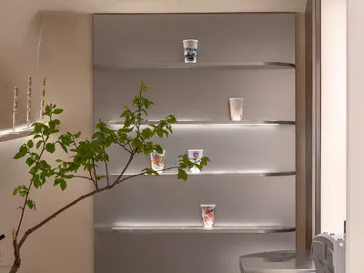 乾淨整潔的衛浴間，配有馬桶與洗手台，設有置物架與瓶罐