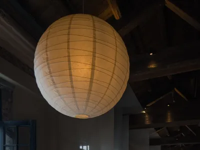 溫暖舒適的餐廳或客廳空間，配有木桌、燈具與書籍，舒適座椅與充足照明