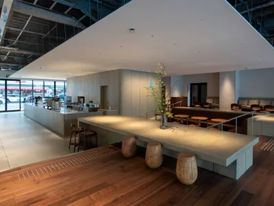 溫暖親切的餐廳空間，擁有木質地板與牆面，搭配餐桌椅及盆栽