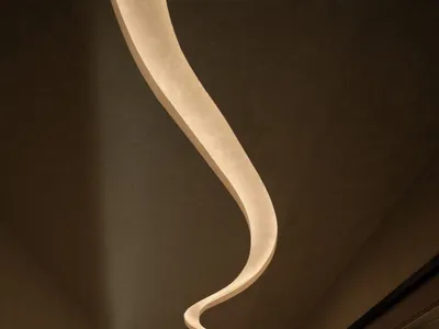 現代餐桌與椅子的餐廳區域，壁掛電視，以及優雅氛圍