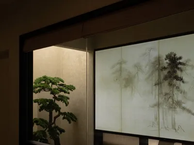木質主題餐廳區域，設有餐桌椅、盆栽植物與溫馨氛圍