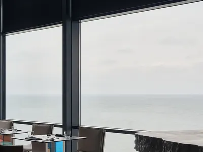 擁有大片窗戶的海景餐廳，舒適座椅與時尚設計，營造放鬆氛圍
