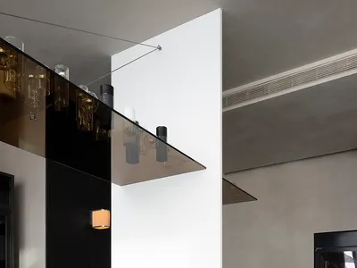 現代黑櫃廚房，配備水槽及餐區，包含餐桌椅、酒杯與簡約設計