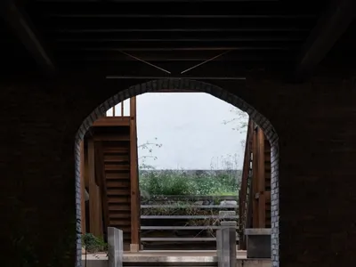 老建築中石材樓梯，自然光線照亮場景