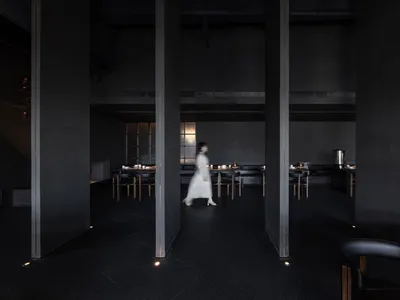 寧靜而溫馨的黑白主題餐廳，寬敞走廊內擺放餐桌椅