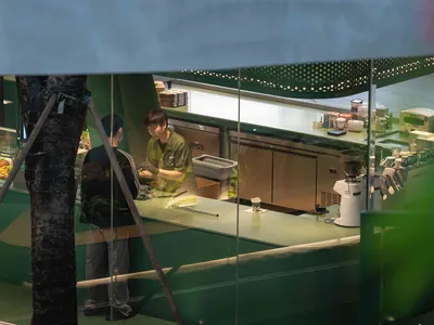 綠牆休閒餐廚場景，包含料理台與各式廚具，傳達清新活潑氛圍