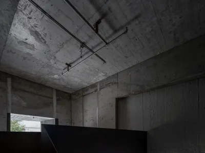 混凝土階梯的黑白照片，呈現歷史或現代建築的永恆氛圍