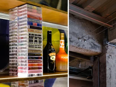 磚牆前木製層架的酒吧或酒舖，陳列多樣酒瓶與書籍，營造溫馨氛圍