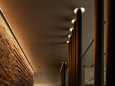 磚牆、木質元素與餐桌椅的溫馨餐廳內部
