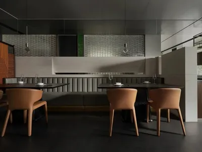 精緻餐廳內部，設有長型餐桌、木質椅和酒杯，準備好晚餐服務