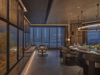 自然光線灑落的現代餐廳內部，配有椅子與餐桌，營造舒適親切的氛圍