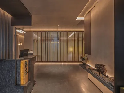 現代廚房與餐廳空間，包含流理台區、書桌與水槽，設有兩個水槽及靠近左牆的餐桌