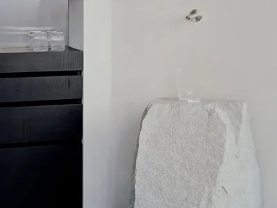 現代玻璃門廚房櫥櫃，展示架上擺放杯具與瓶子，營造井然有序且實用的氛圍