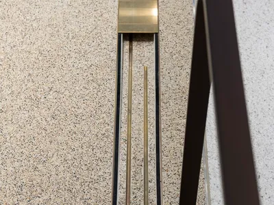 光線充足的木造結構與金屬扶手的樓梯，位於飯店大廳，營造舒適安全的氛圍