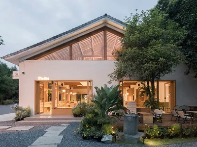 溫馨的餐廳空間，擁有寬敞開放區域、座椅與餐桌，為賓客營造舒適的用餐環境